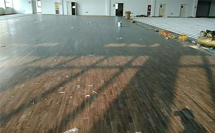 體育運動木地板原木色差，為什么不同？