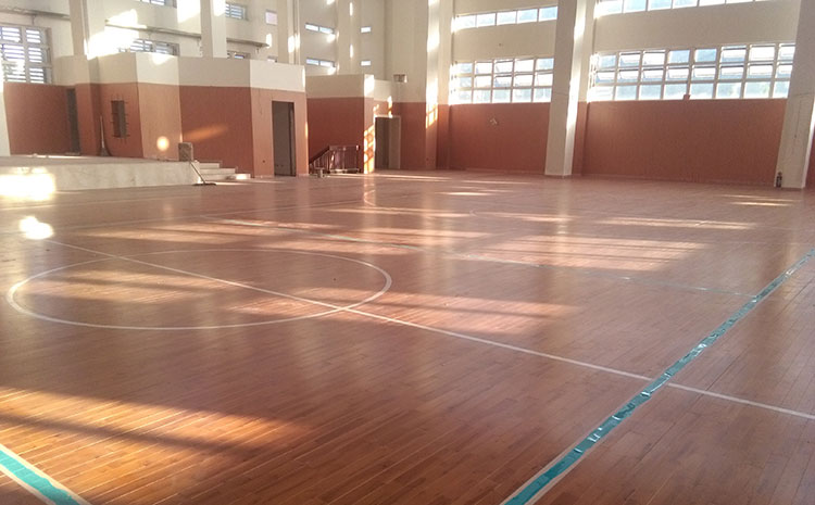 歐氏五角楓風(fēng)雨操場(chǎng)運(yùn)動(dòng)地板翻新施工