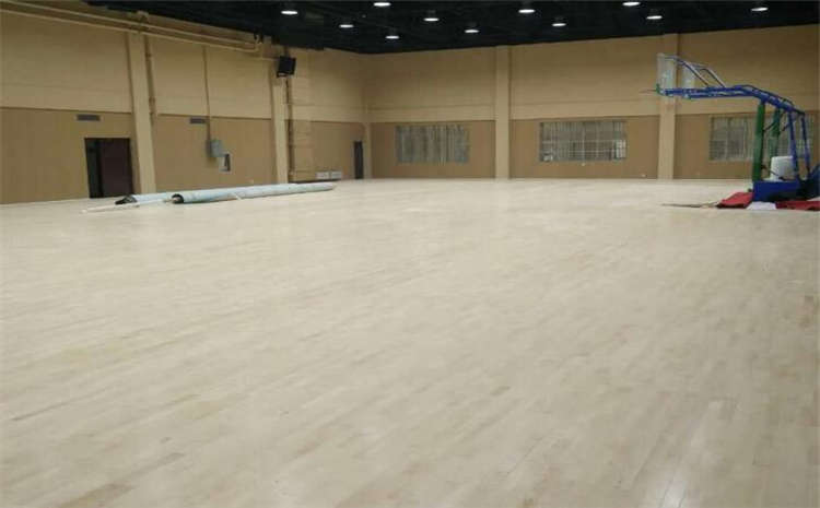 歐氏學(xué)校體育館實(shí)木地板一般多少錢？