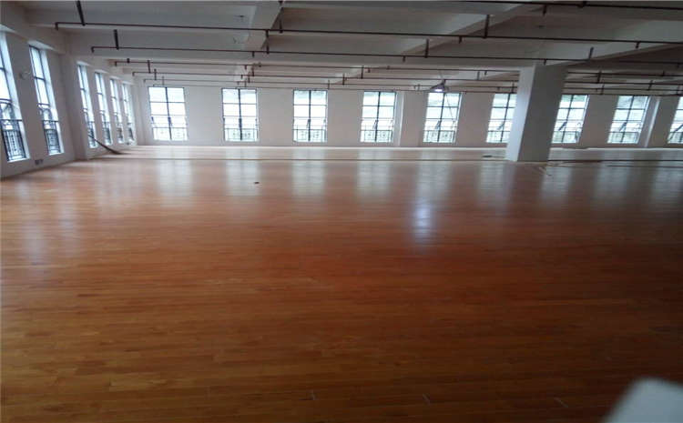 羽毛球館木地板用什么？
