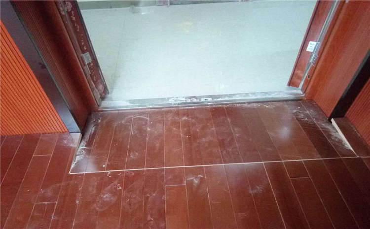 運(yùn)動(dòng)木地板濕脹起拱怎么辦？