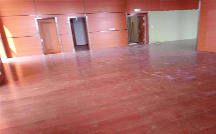 俄勒岡松羽毛球館木地板哪個品牌好？