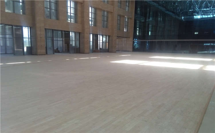 籃球?qū)嵞镜匕?/></p>
<br><p>籃球場(chǎng)地面有三種選擇，塑膠、水泥、木地板，這里**推的是體育木地板籃球場(chǎng)，其運(yùn)動(dòng)性能*好，安全性也是*高的，但是造價(jià)相對(duì)較高，水泥地的安全性能太低，一般專業(yè)的體育木地板籃球場(chǎng)每平米的價(jià)格幾百到千元不等，根據(jù)自己的需求來選擇。歐氏運(yùn)動(dòng)木地板工程師強(qiáng)調(diào)，體育場(chǎng)館為了滿足體育運(yùn)動(dòng)需要，還得鋪裝專業(yè)的體育木地板?；@球場(chǎng)館就得鋪裝專業(yè)的籃球場(chǎng)木地板。</p>
<br><p>歐氏運(yùn)動(dòng)木地板生產(chǎn)各類體育木地板和舞臺(tái)木地板，沒有中間商，直接廠價(jià)直銷。歐氏運(yùn)動(dòng)木地板嚴(yán)格要求，所有產(chǎn)品都達(dá)到**質(zhì)量標(biāo)準(zhǔn)要求。歐氏籃球場(chǎng)木地板鋪裝到了奧運(yùn)會(huì)、亞運(yùn)會(huì)、NBA、CBA等大型專業(yè)籃球場(chǎng)館。歡迎大家到歐氏運(yùn)動(dòng)木地板咨詢和再場(chǎng)考察。</p>
<br>
      </div>
      <div style=