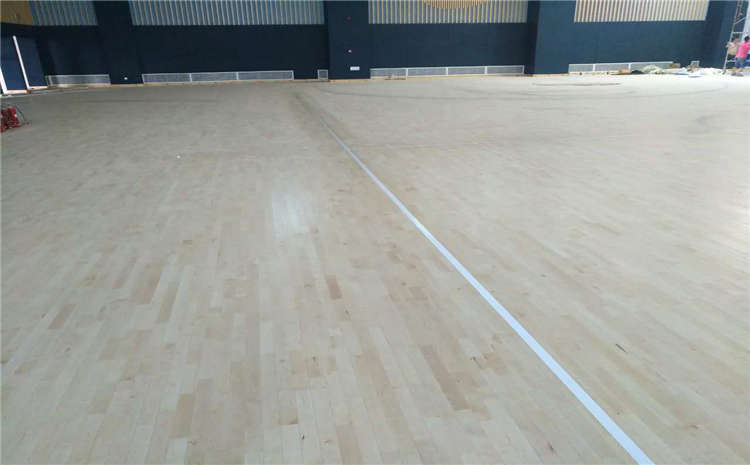 歐氏學(xué)校風(fēng)雨操場運(yùn)動地板怎么翻新？