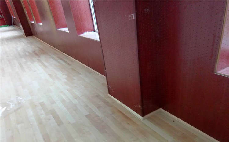 什么是羽毛球運動木地板