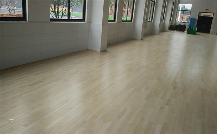 羽毛球館木地板的厚度是多少？