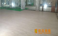 綠色的專業(yè)體育運(yùn)動木地板廠家