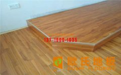 體育場(chǎng)館內(nèi)鋪裝運(yùn)動(dòng)木地板，顏色的選擇同樣重